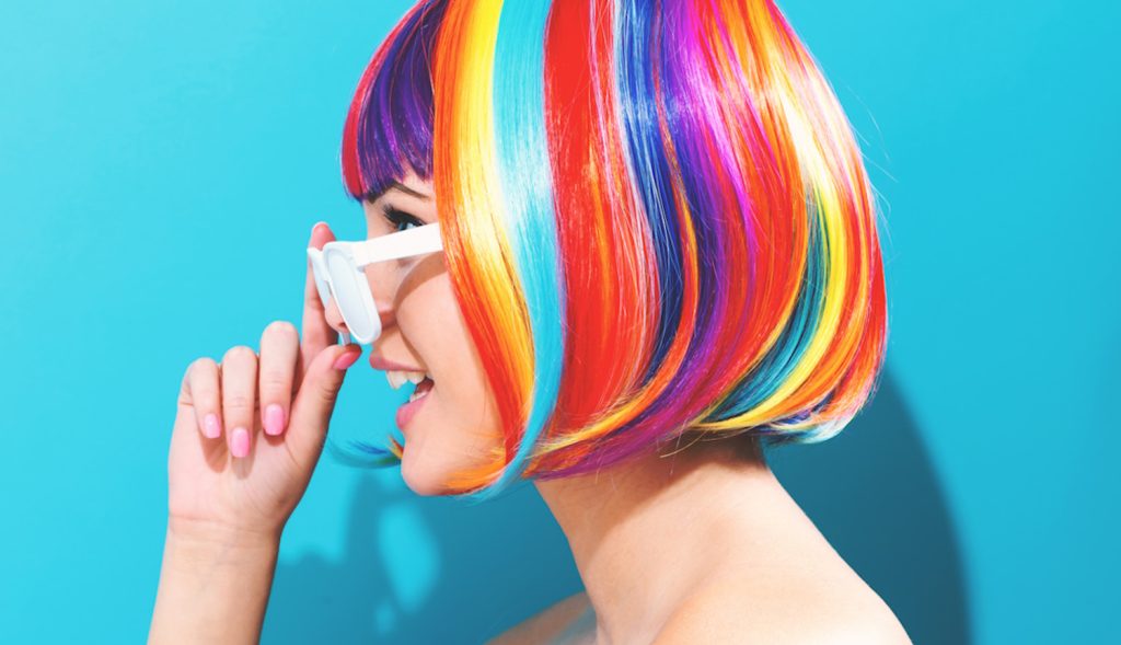 szivárvány színű hajú lány