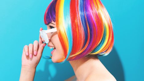 szivárvány színű hajú lány