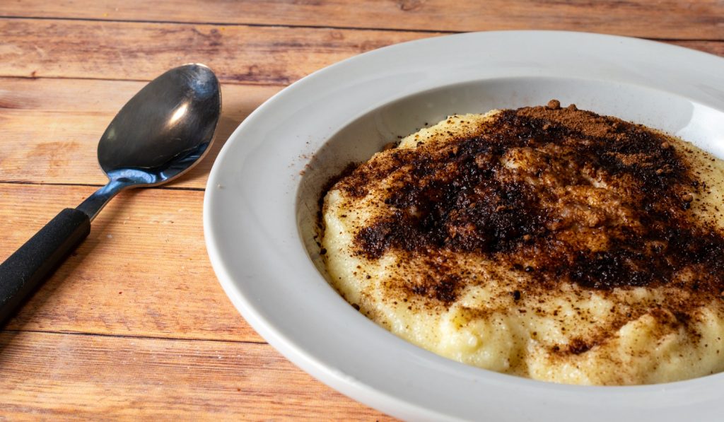 kakaós tejbegríz tányérban, mellette kanál