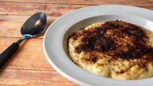 kakaós tejbegríz tányérban, mellette kanál