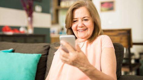 Idősebb nő telefonnal a kezében