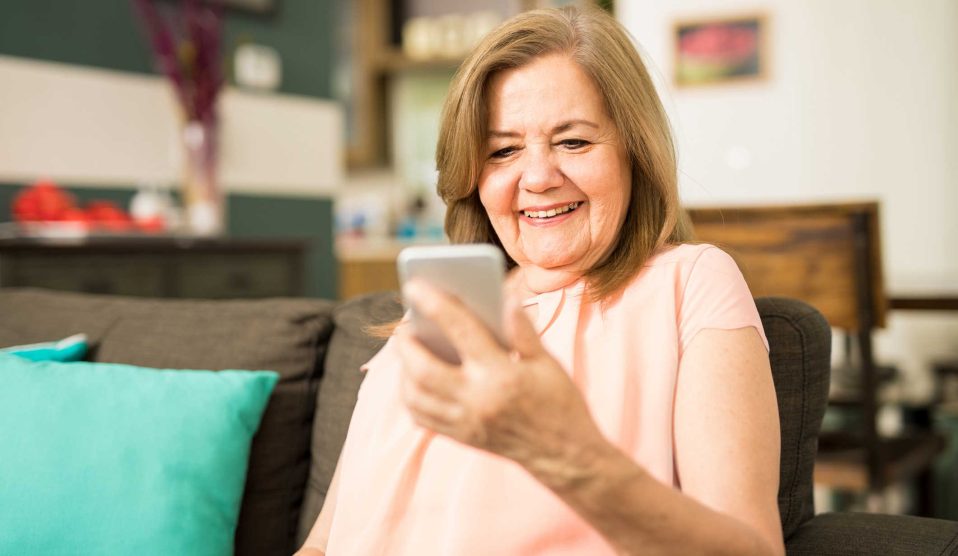 Idősebb nő telefonnal a kezében