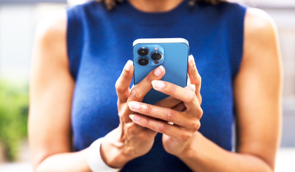 Egy lány nyomkodja a telefonját