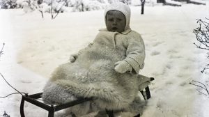 régi havas kép fekete fehér szánkózó kisgyerek