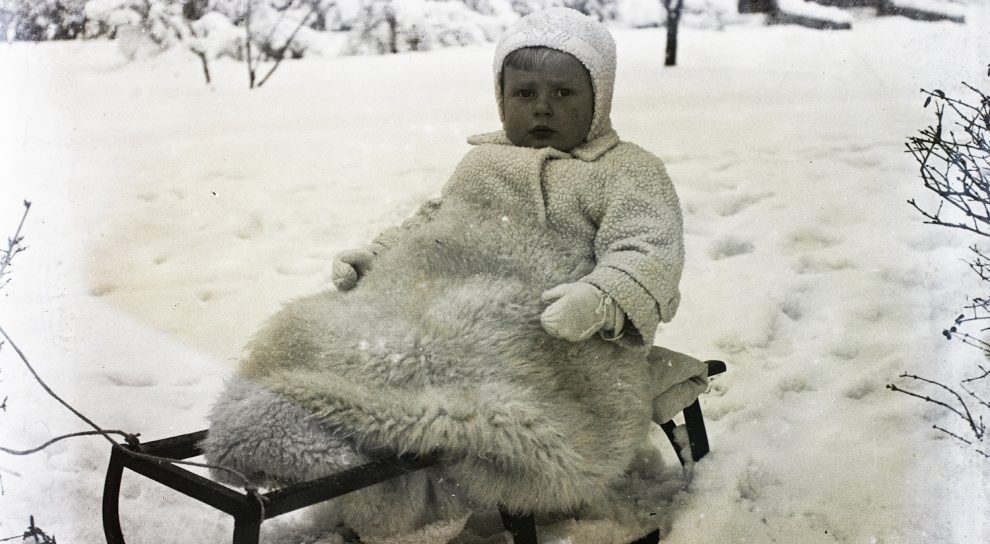 régi havas kép fekete fehér szánkózó kisgyerek