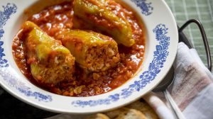 tökéletes töltött paprika nagymama tányéron tálalva
