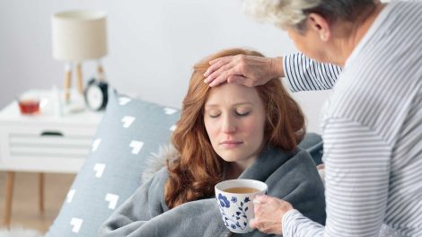 nagymama teával kínálja beteg unokáját