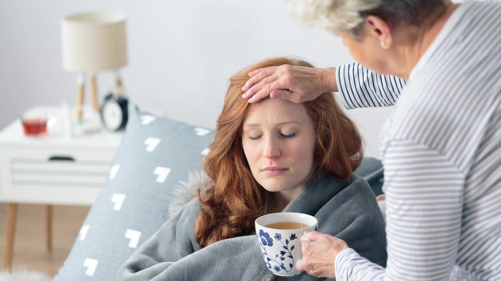 nagymama teával kínálja beteg unokáját