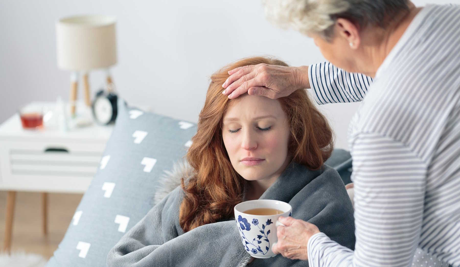 nagymama teával kínálja beteg unokáját