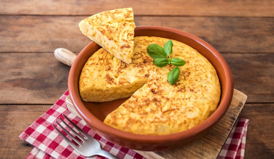 tortilla de patatas cseréptálban