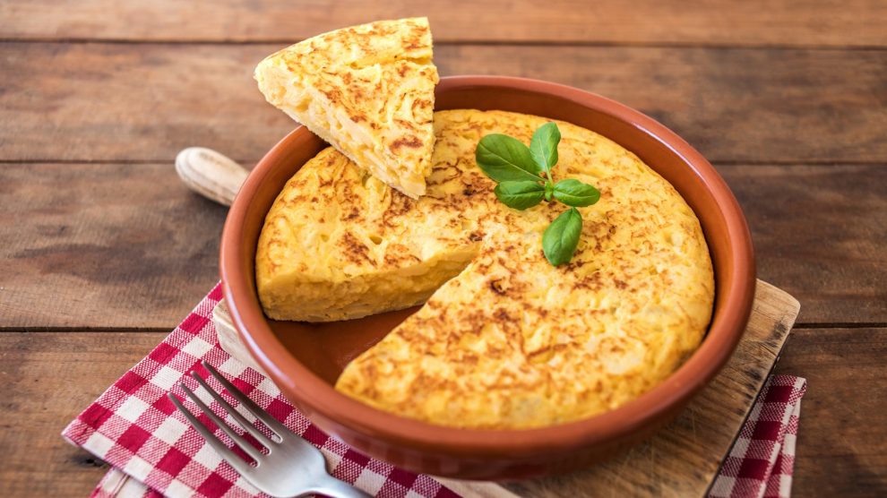 tortilla de patatas cseréptálban