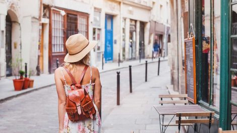 nő hátizsákkal külföldön