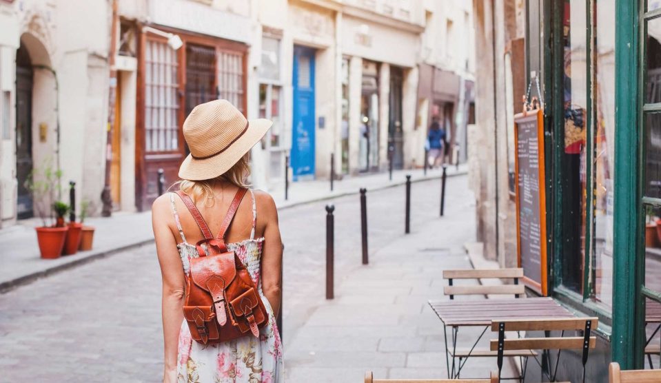 nő hátizsákkal külföldön