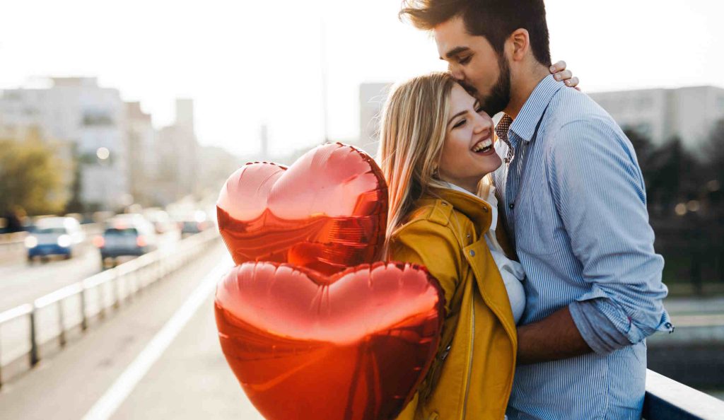 szerelmes pár szív alakú lufikkal