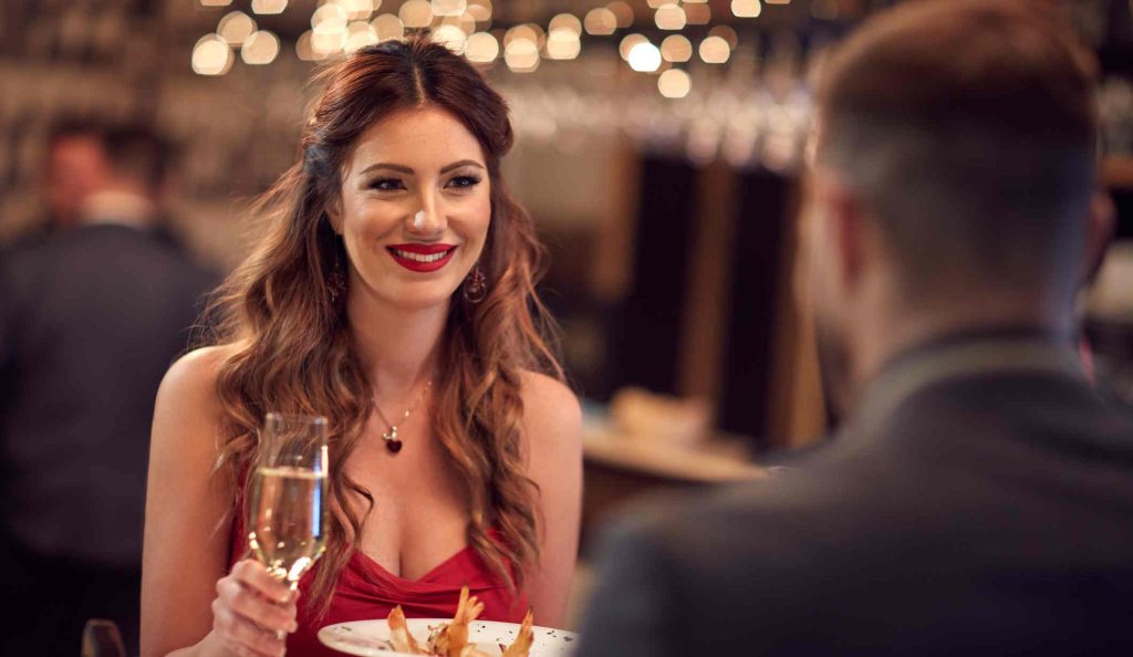 pár étteremben vacsorázik