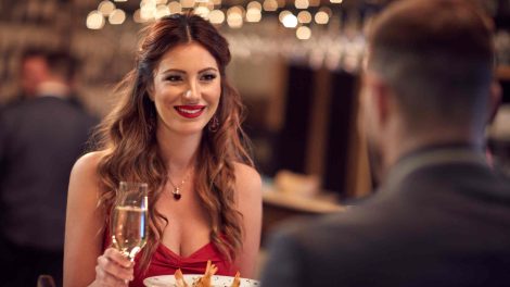 pár étteremben vacsorázik