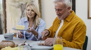 Egy idős pár reggelizik