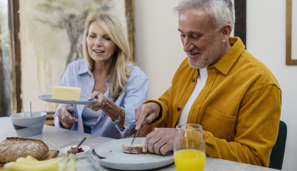 Egy idős pár reggelizik