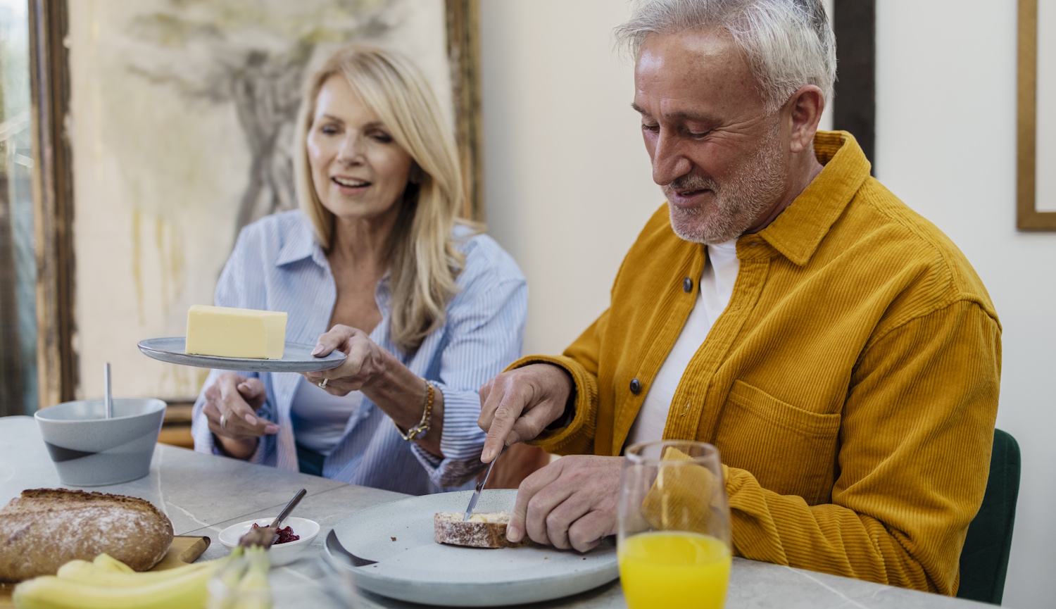 Egy idős pár reggelizik