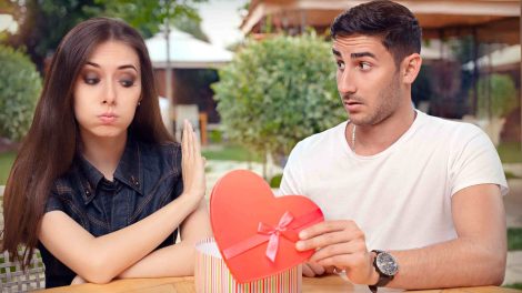 nő nem örül a Valentin-napi ajándéknak