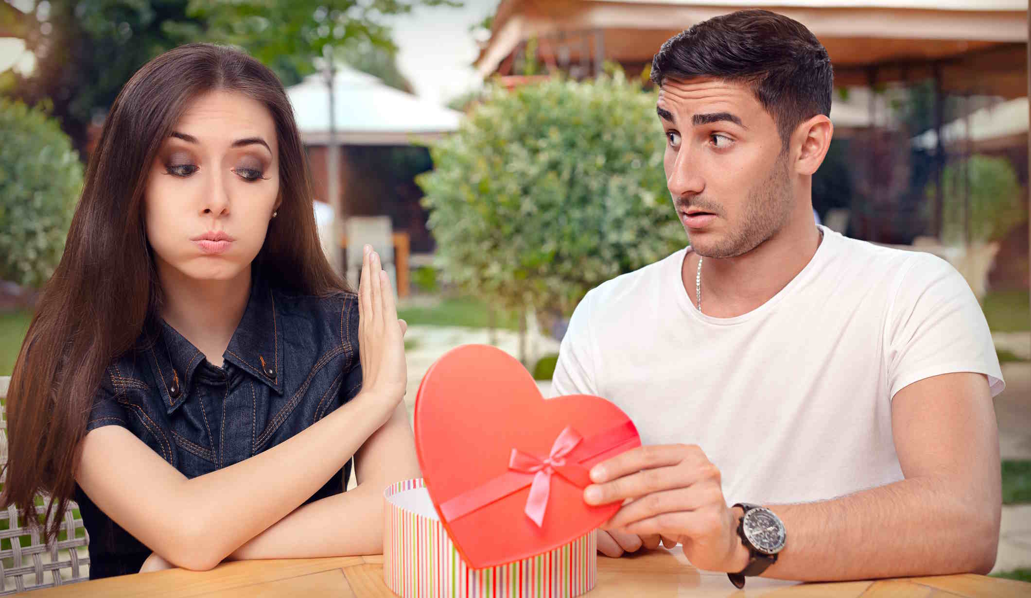 nő nem örül a Valentin-napi ajándéknak