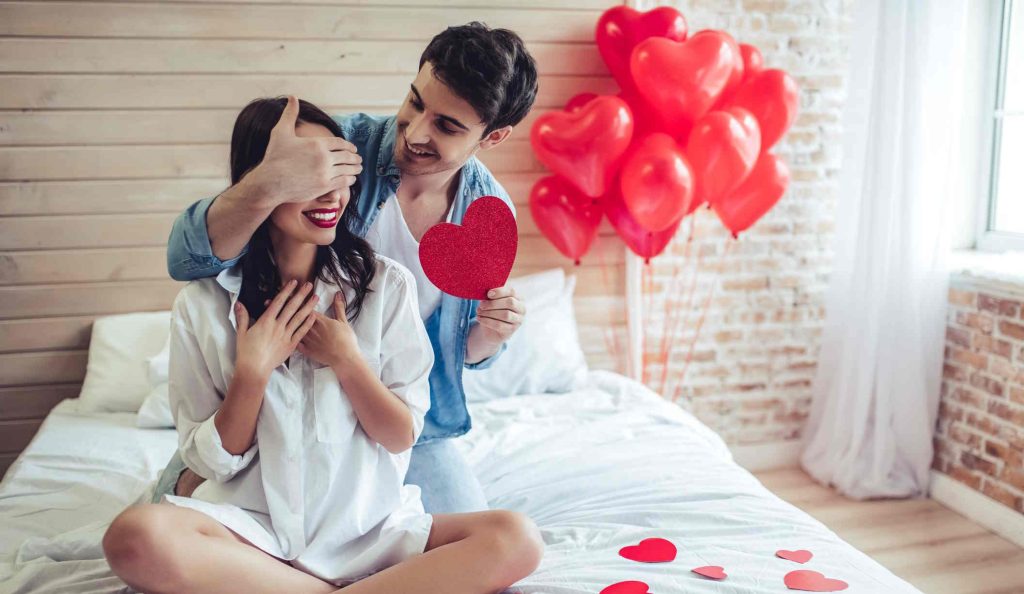 fiatal pár valentin-napon a hálószobában