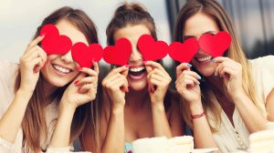 három nő szívalakú paprít tart a szeme elé