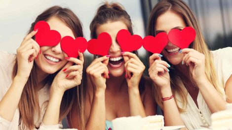 három nő szívalakú paprít tart a szeme elé