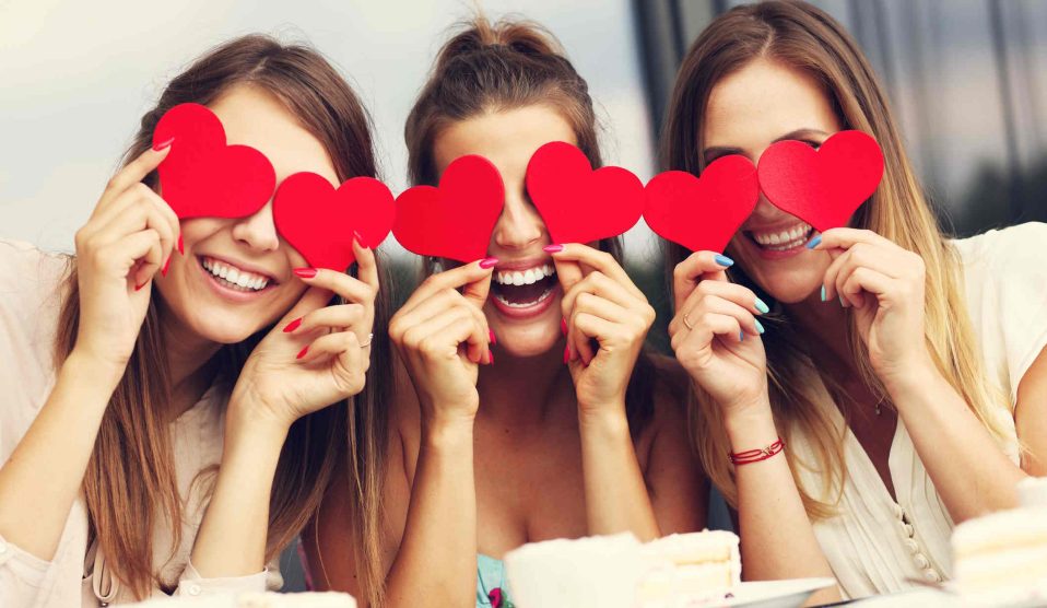 három nő szívalakú paprít tart a szeme elé