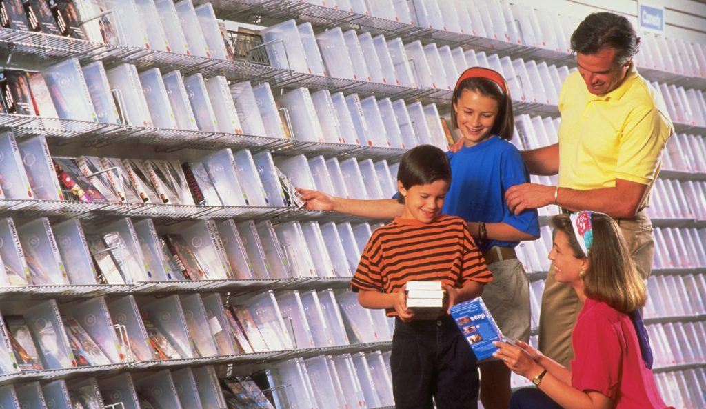 család a videotékában retró foró