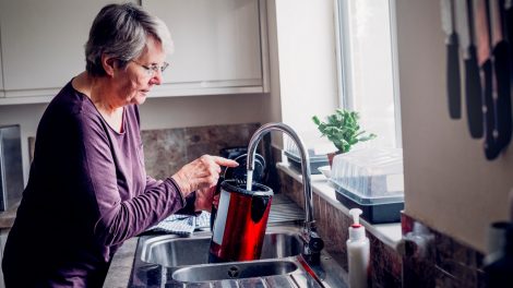 néni vizet tölt a vízforralóba