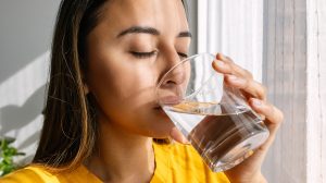 Egy lány vizet iszik