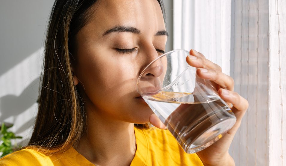 Egy lány vizet iszik