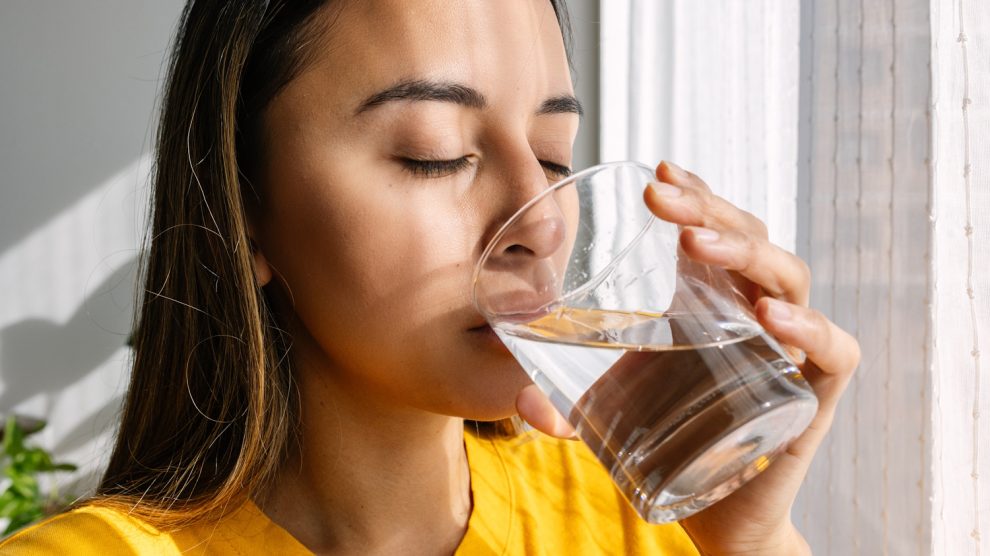 Egy lány vizet iszik