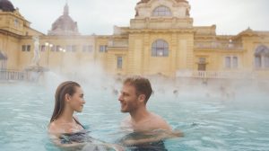 széchenyi fürdőben wellnessezik egy fiatal pár