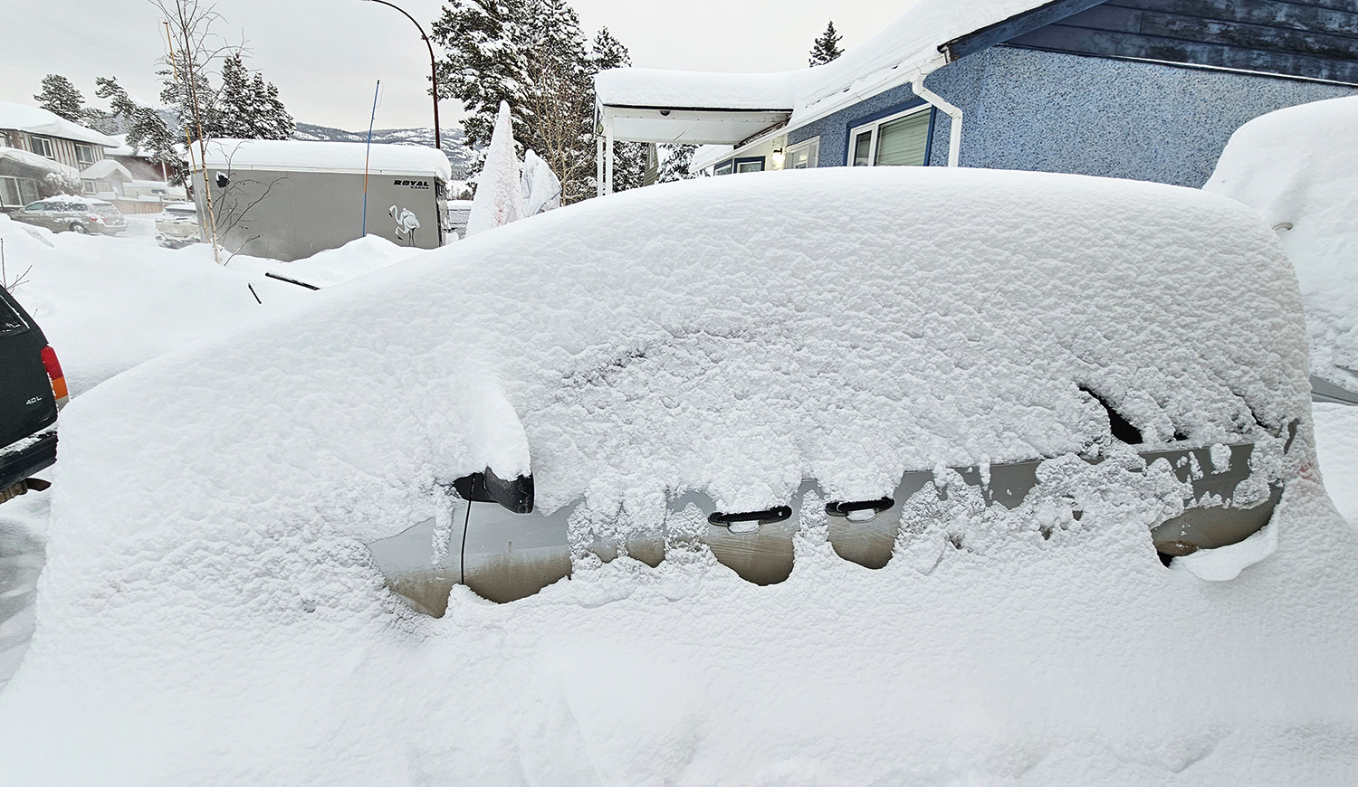 Hóval betemetett autók Yukonban