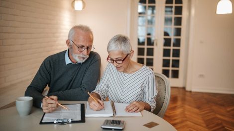 idősebb házaspár átnézi a költségvetést