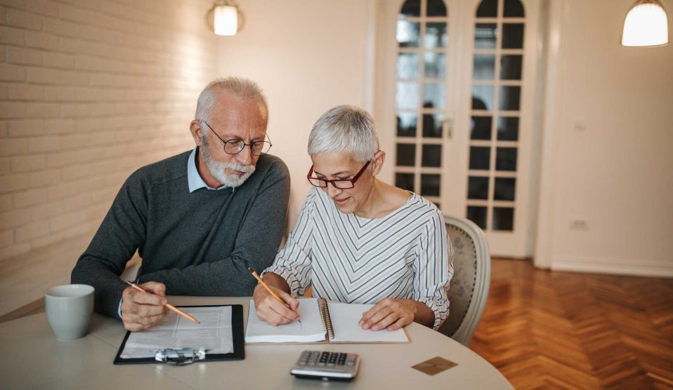 idősebb házaspár átnézi a költségvetést