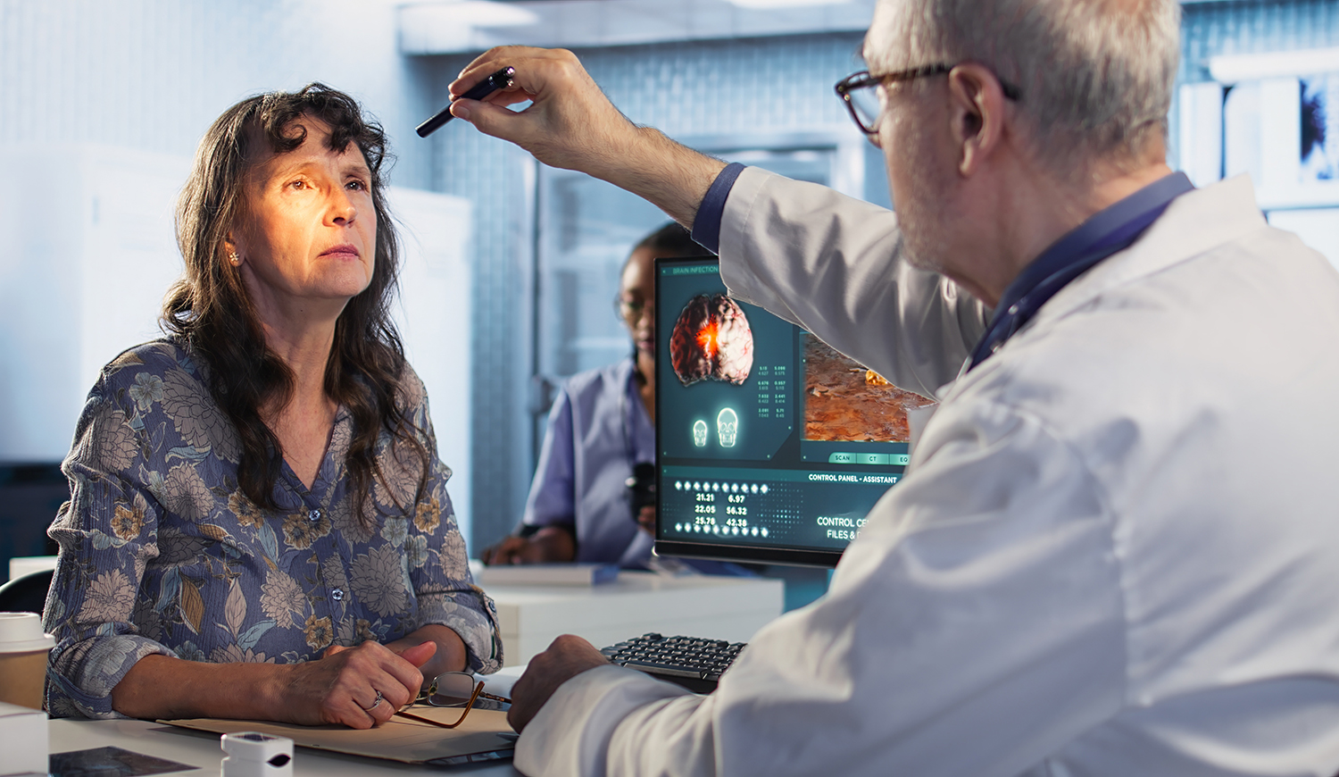 Egy orvos tollfénnyel vizsgál egy nőt az orvosi rendelőben