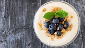 áfonya müzlivel joghurttal egy tálban