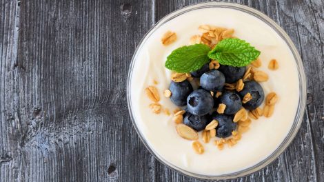 áfonya müzlivel joghurttal egy tálban