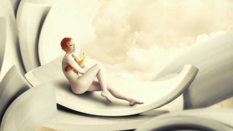 nő meztelenül szürreális álomszerű környezetben hallal a hóna alatt