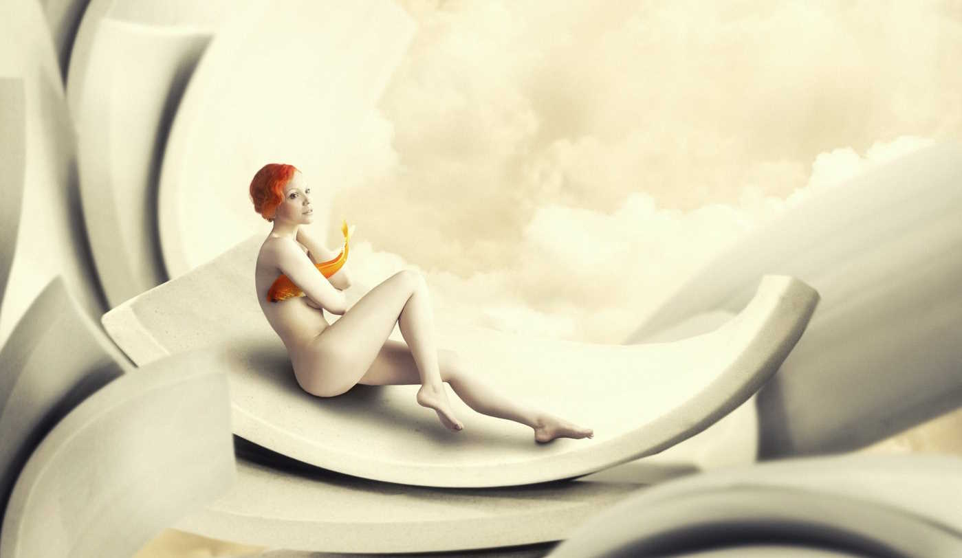 nő meztelenül szürreális álomszerű környezetben hallal a hóna alatt