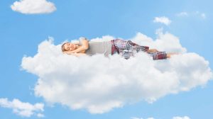 nő egy felhőn alszik