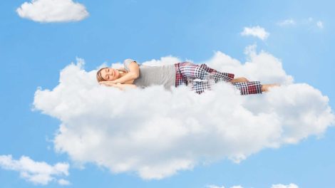nő egy felhőn alszik