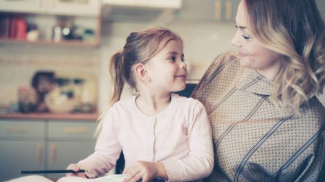 Anyuka írni tanítja a lányát és közben egymásra néznek