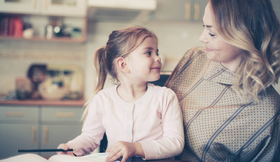 Anyuka írni tanítja a lányát és közben egymásra néznek