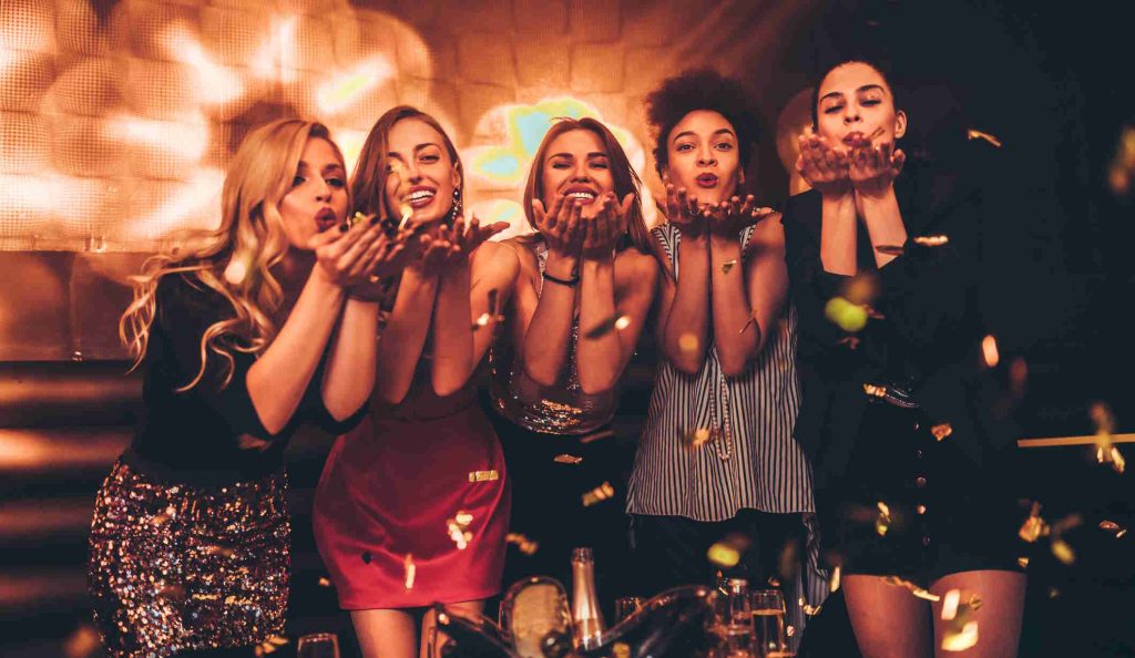 fiatal lányok buliznak