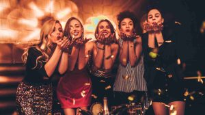 fiatal lányok buliznak