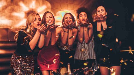 fiatal lányok buliznak